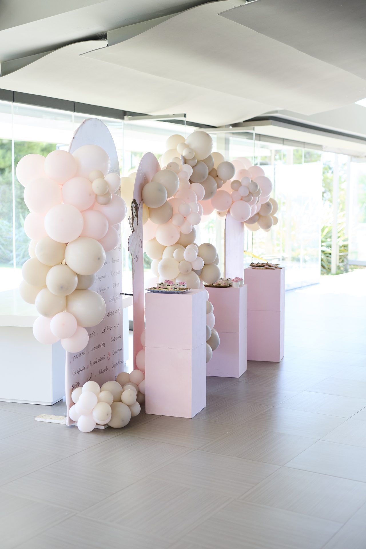 Balloon garland σε ροζ και μπεζ αποχρώσεις