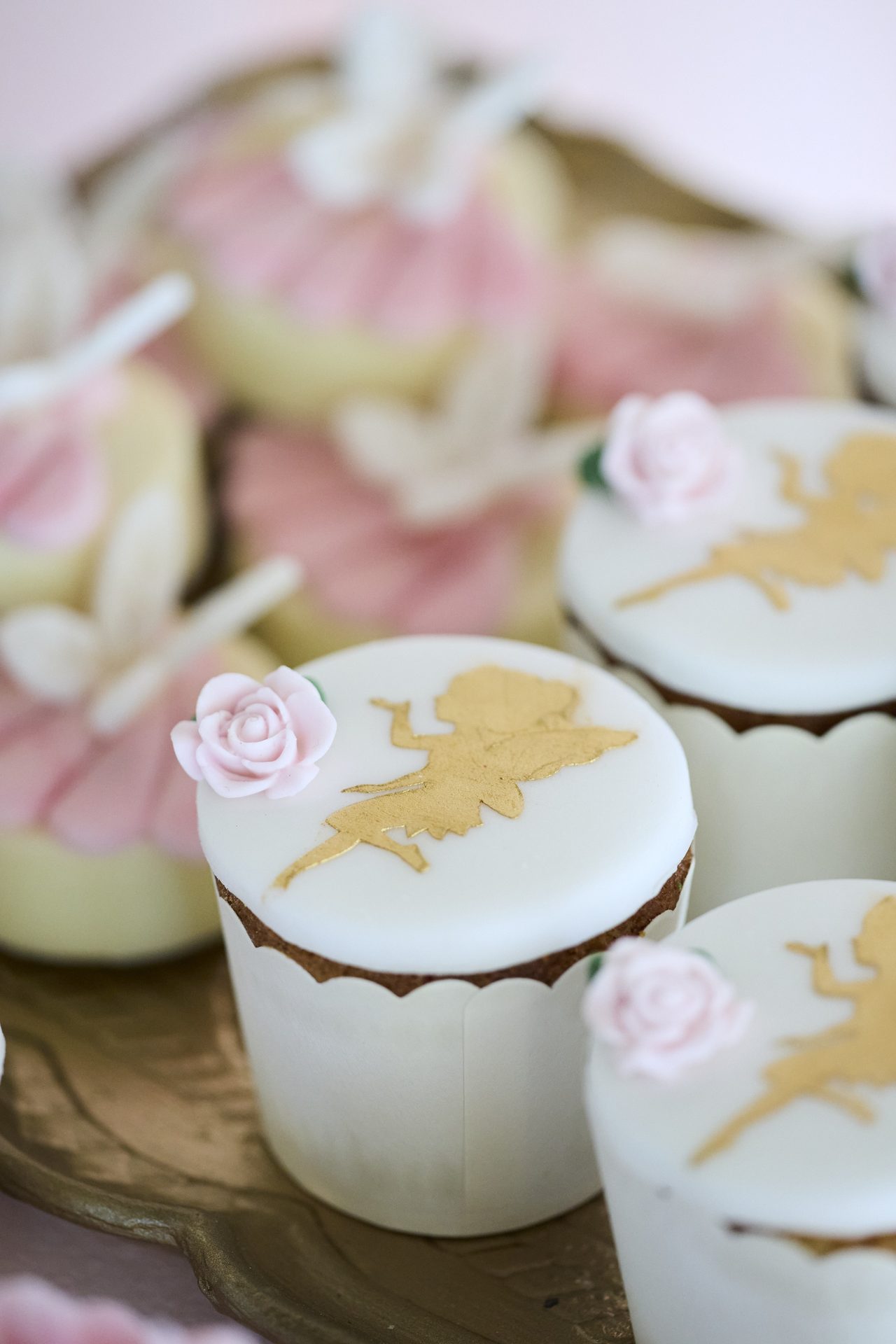 Cupcakes με χρυσή νεράιδα στο candy bar