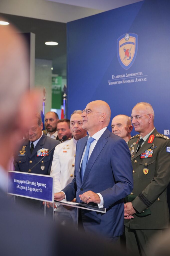 Ο Υπουργός Εθνικής Άμυνας Νίκος Δένδιας στο περίπτερο του ΕΛΚΑΚ