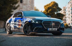 Σκούρα Mercedes-Benz S-Class μπροστά στον Λευκό Πύργο
