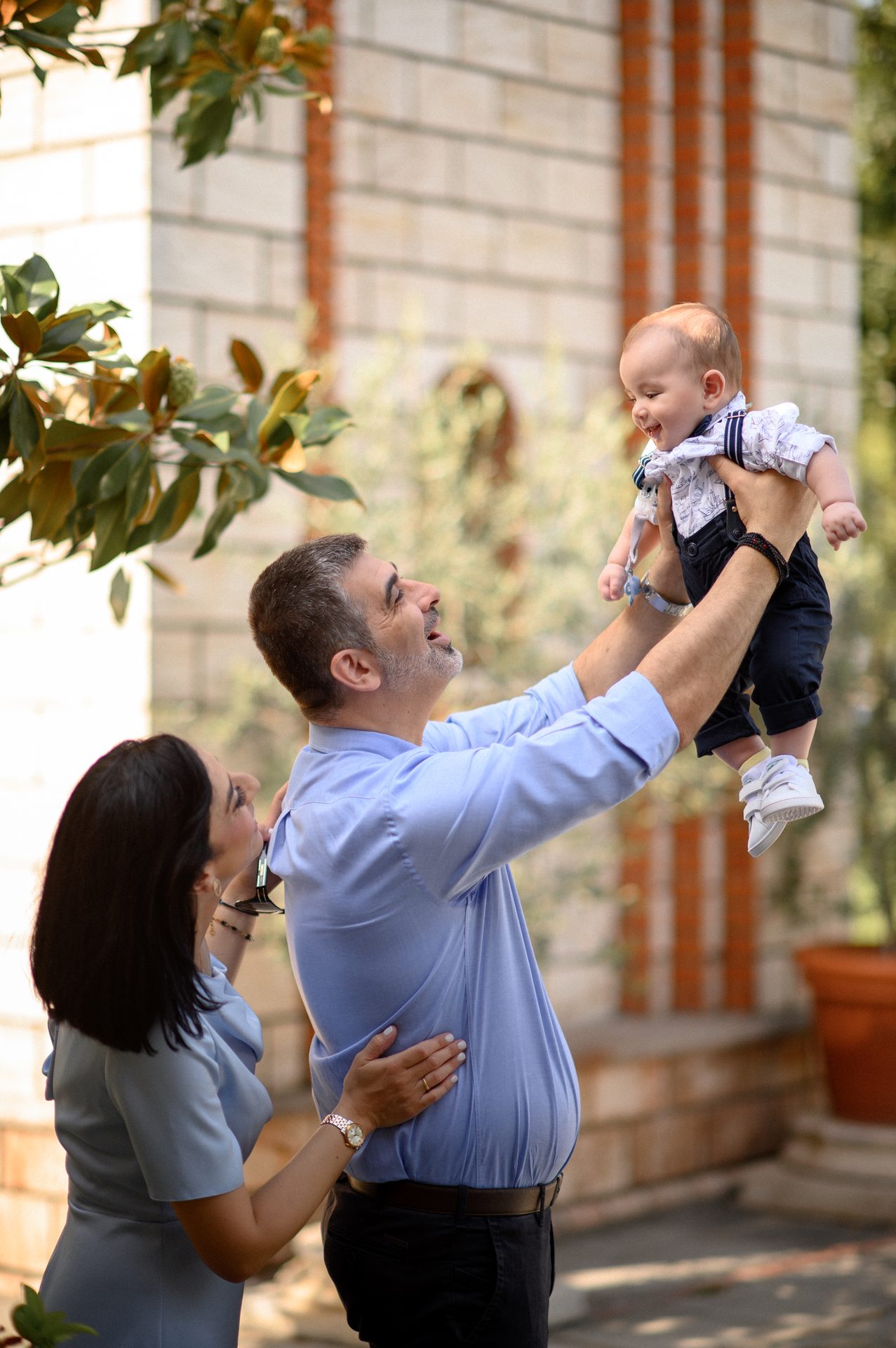 Ο πατέρας σηκώνει τον Δημήτρη Μιχαήλ ψηλά έξω από τον ναό