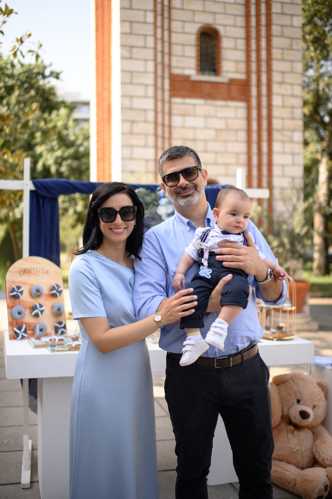 Η οικογένεια έξω από τον Ιερό Ναό Αγίων Κυρίλλου και Μεθοδίου