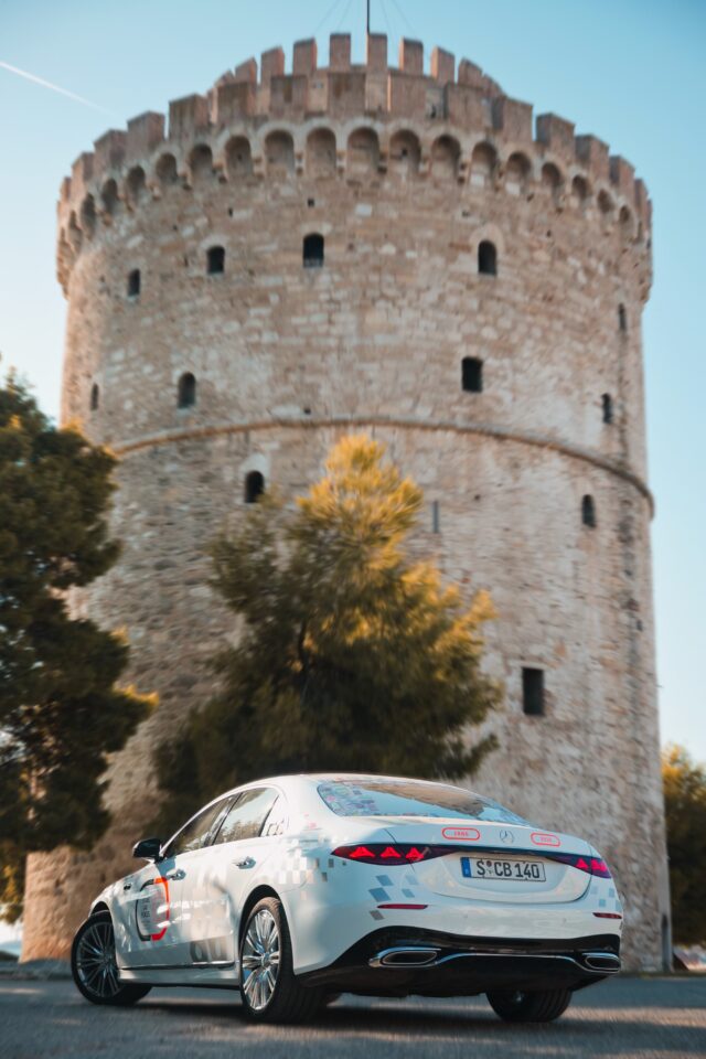 Mercedes-Benz μπροστά στον Λευκό Πύργο