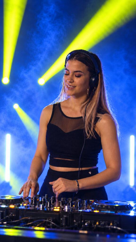 DJ και σαξοφωνίστας σε ζωντανή εμφάνιση