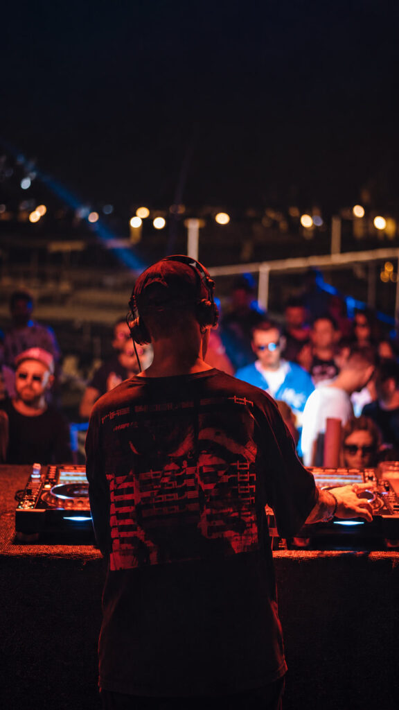 DJ στα decks σε εκδήλωση