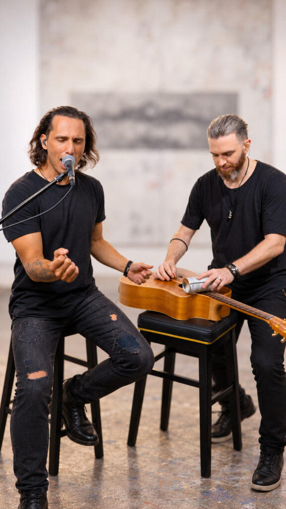 Το ακουστικό ντουέτο The Dynamic Acoustic Duet σε ζωντανή εμφάνιση