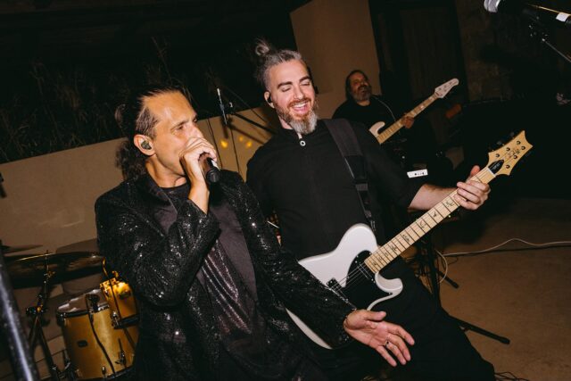 Τραγουδιστής και κιθαρίστας της One Take The Band παίζουν ζωντανά σε δεξίωση γάμου στη Φολέγανδρο