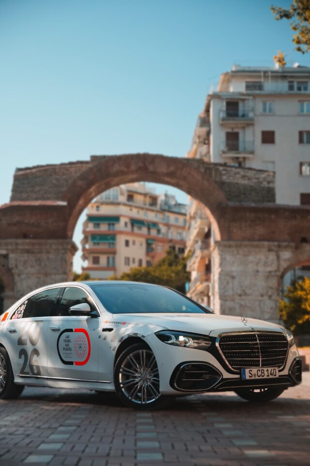 Mercedes-Benz μπροστά στην Καμάρα στη Θεσσαλονίκη