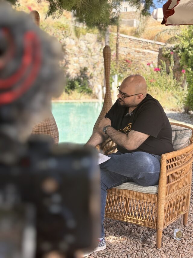 Ο Saagar Varma στη θέση της συνέντευξης, με κάμερα και μικρόφωνο σε πρώτο πλάνο, στη βίλα στη Μύκονο