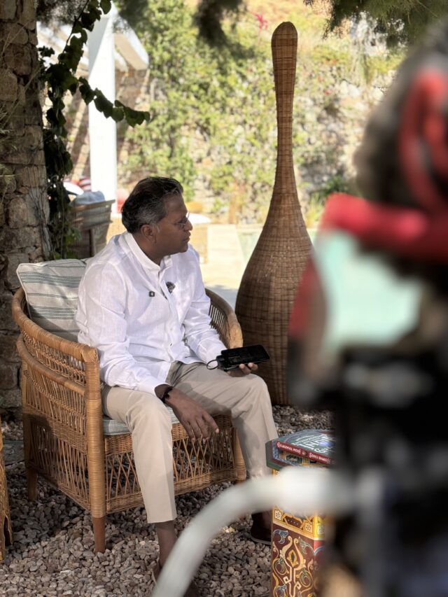 Ο Lalit Modi στη θέση της συνέντευξης, πίσω από κάμερα στη Μύκονο