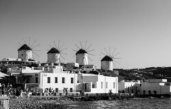 Οι Κάτω Μύλοι της Μυκόνου σε ασπρόμαυρη λήψη