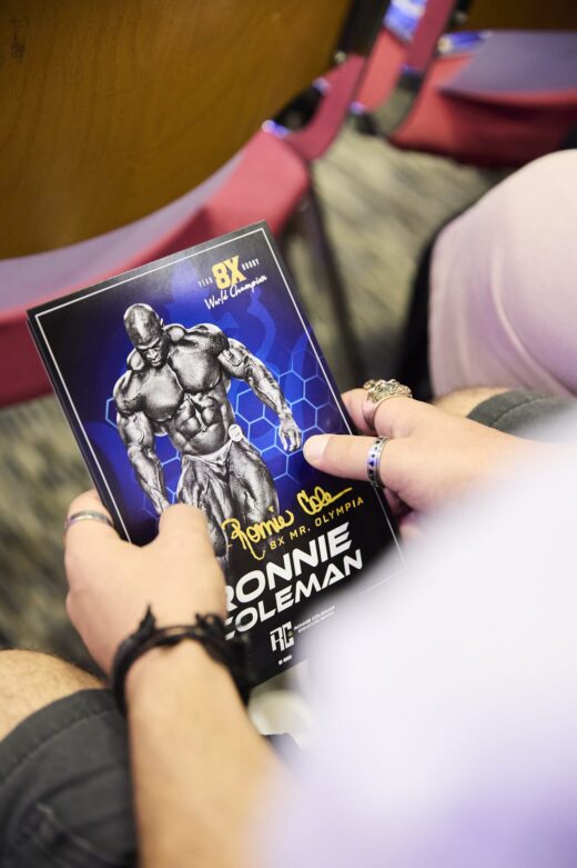 Επισκέπτης κρατά υπογεγραμμένη αφίσα του Ronnie Coleman
