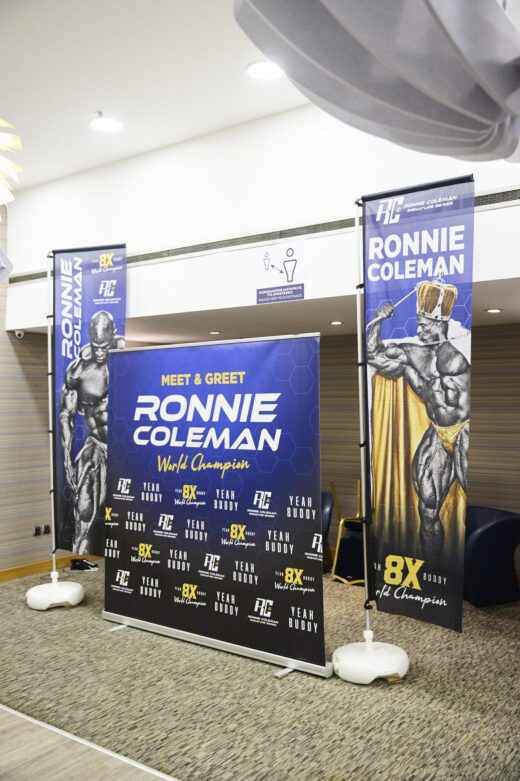 Roll-up banners του Meet & Greet με τον Ronnie Coleman στην είσοδο της αίθουσας
