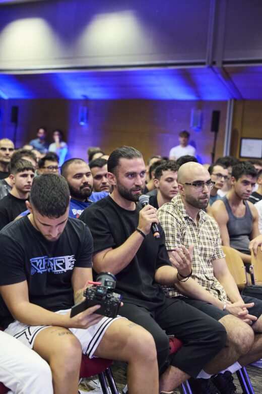 Θεατής θέτει ερώτηση με μικρόφωνο κατά τη διάρκεια του σεμιναρίου