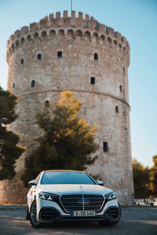 Μετωπική λήψη της Mercedes-Benz S-Class μπροστά από τον Λευκό Πύργο