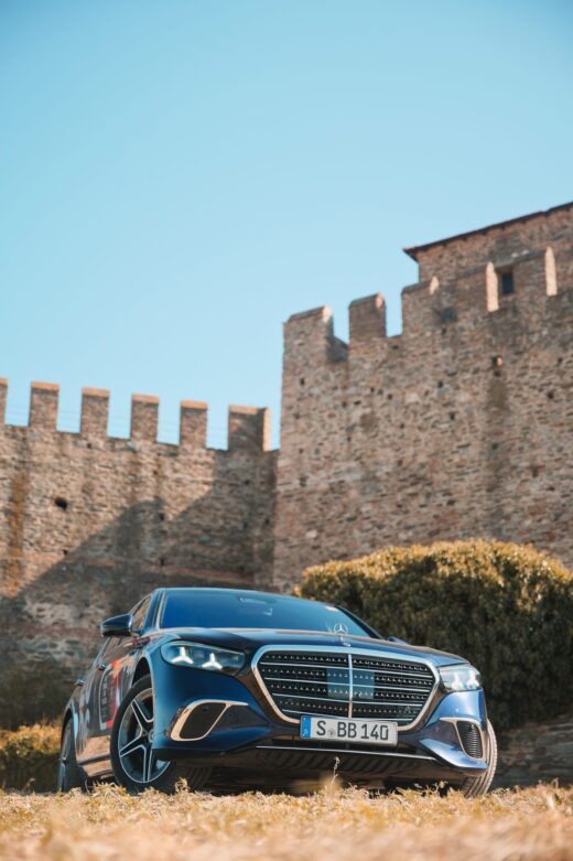 Mercedes-Benz S-Class μπροστά στα τείχη του Επταπυργίου