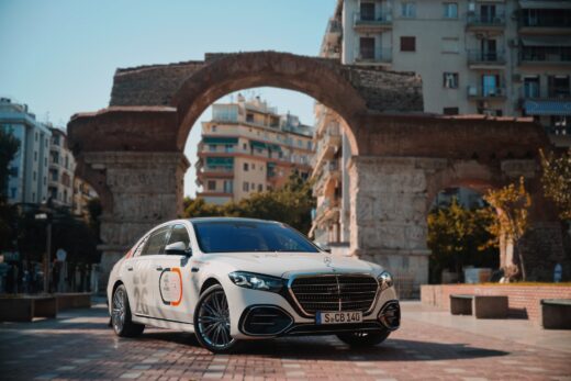 Η Mercedes-Benz S-Class στην Καμάρα, με φόντο την αψίδα και την πόλη