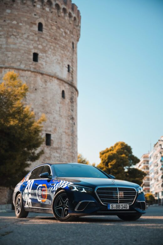 Σκούρα Mercedes-Benz S-Class μπροστά στον Λευκό Πύργο