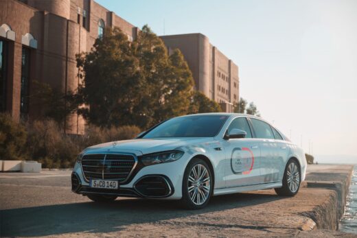 Η Mercedes-Benz S-Class στην παραλιακή, με φόντο το Μέγαρο Μουσικής