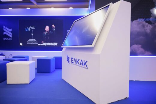 Το περίπτερο του ΕΛΚΑΚ στη ΔΕΘ 2026, με οθόνη προβολής και χώρο υποδοχής