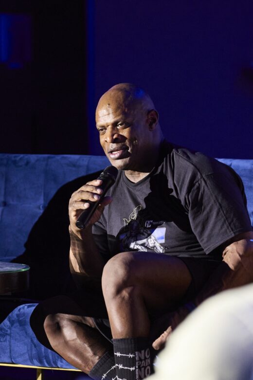 Ο Ronnie Coleman μιλά στο κοινό του σεμιναρίου