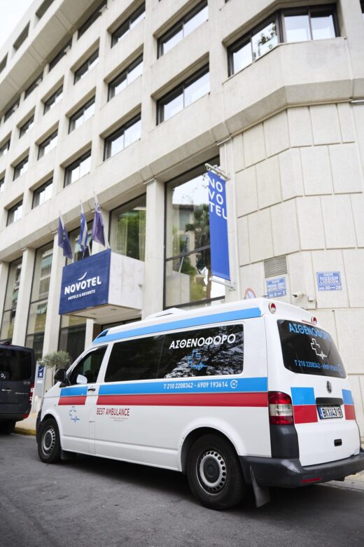 Ασθενοφόρο σταθμευμένο έξω από το Novotel Athens για την υγειονομική κάλυψη του σεμιναρίου