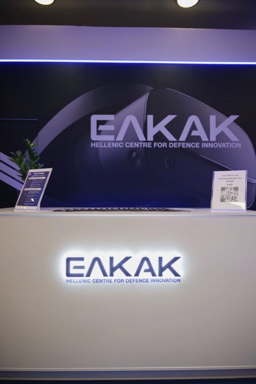Ο πάγκος υποδοχής του περιπτέρου ΕΛΚΑΚ στη ΔΕΘ 2026