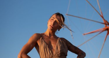 Μακρύ φόρεμα Ipatia Boutique μπροστά σε ανεμόμυλο της Μυκόνου
