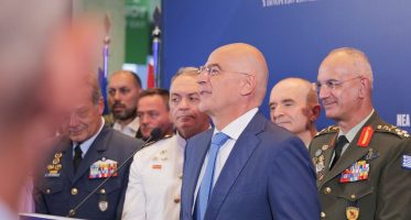Ο Υπουργός Εθνικής Άμυνας Νίκος Δένδιας στο περίπτερο του ΕΛΚΑΚ
