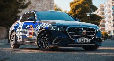 Σκούρα Mercedes-Benz S-Class μπροστά στον Λευκό Πύργο