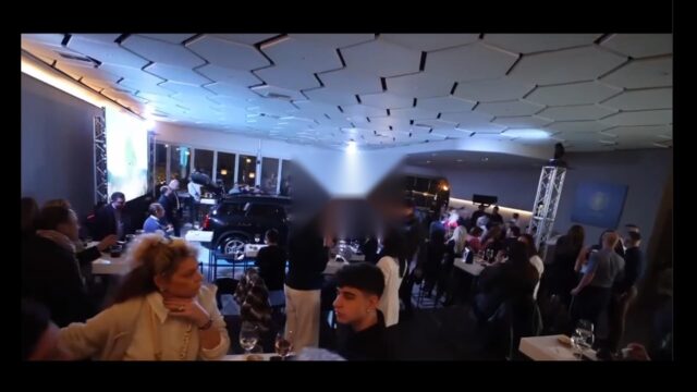 Άνθρωποι σε τραπέζια, αυτοκίνητο, οθόνη, φωτισμός, εξάγωνη οροφή, ζωντανή μπάντα στο εταιρικό event της Velmar